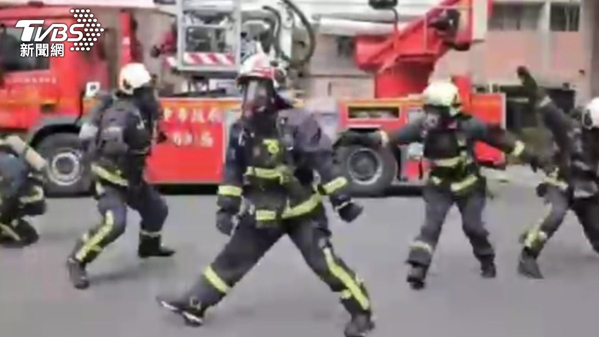 消防員負重挑戰。（圖／TVBS）