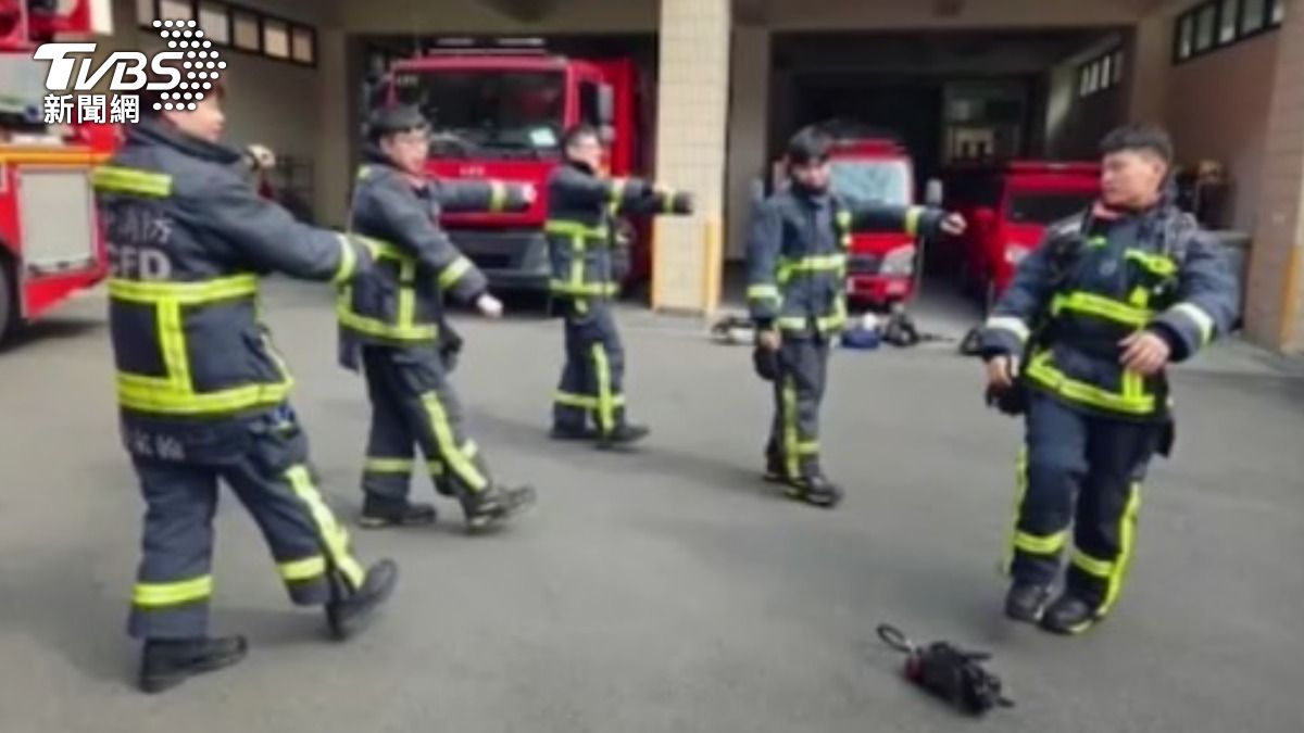 5名台中消防員跳16蹲。（圖／TVBS）