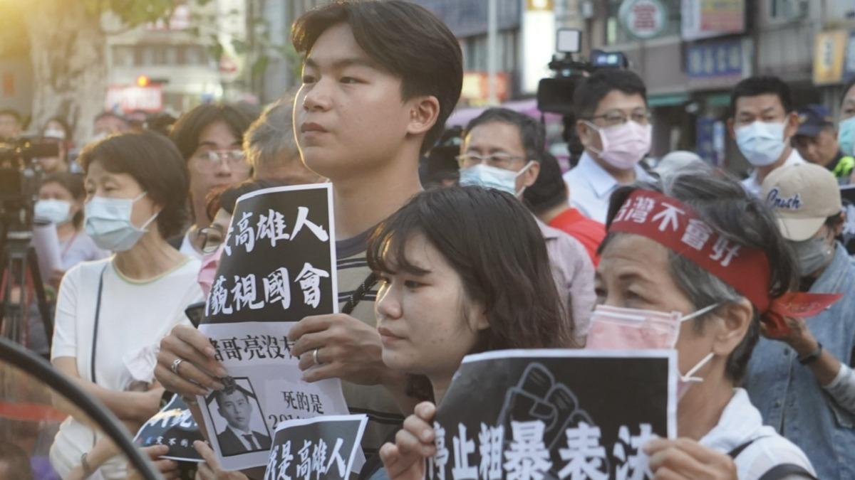 台灣基進黨23日在國民黨高雄市黨部前舉行「我是高雄人、我藐視國會」等標語，表達不滿。（圖／中央社）