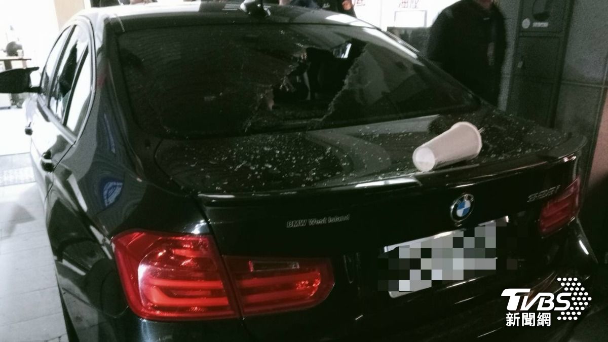 陳男停放在騎樓的BMW遭砸毀。（圖／TVBS）