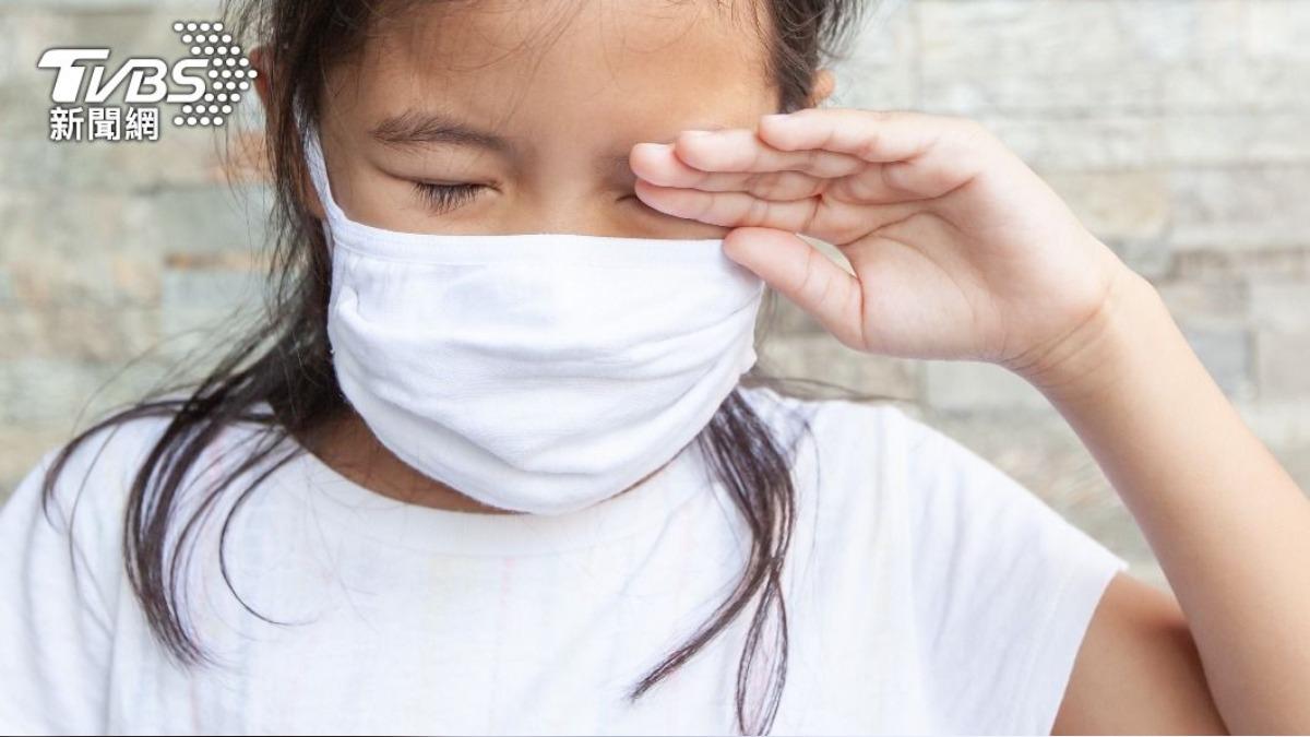 一名10歲女童連日高燒、眼睛腫，就醫發現是鼻竇炎引起的蜂窩性組織炎。（示意圖／shutterstock達志影像）
