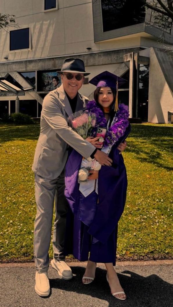 女兒從碩士畢業，王偉忠深感驕傲。（圖／翻攝自林慧晶IG）