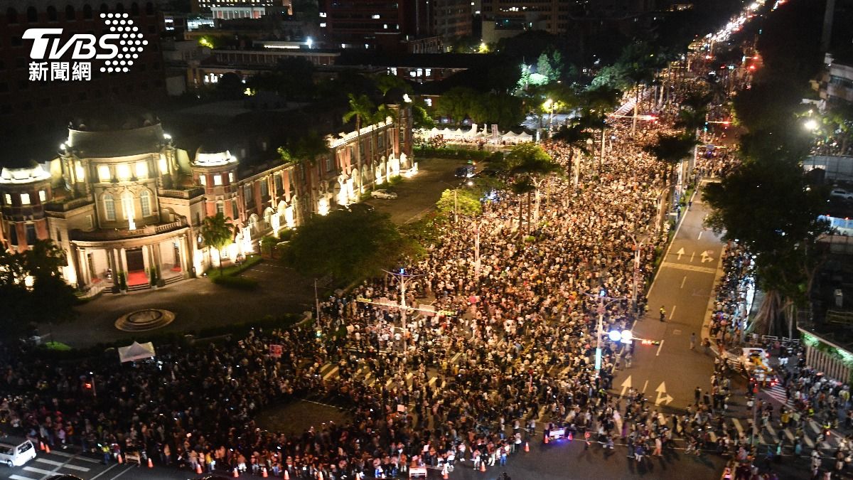 昨（24日）晚間，立院場外抗議群眾上台喊出「超過10萬人集結」。（圖／胡瑞麒攝）