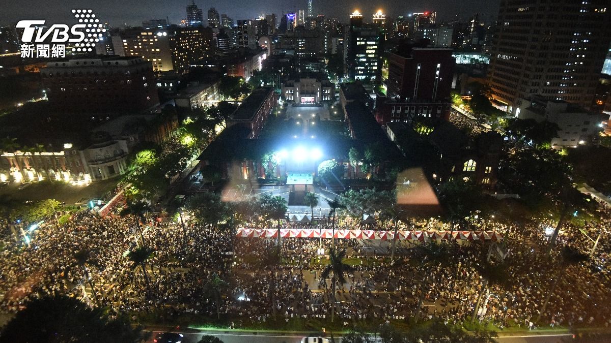昨（24）日共有超過10萬人上街包圍立法院，引發各界高度關注。（圖／胡瑞麒攝）
