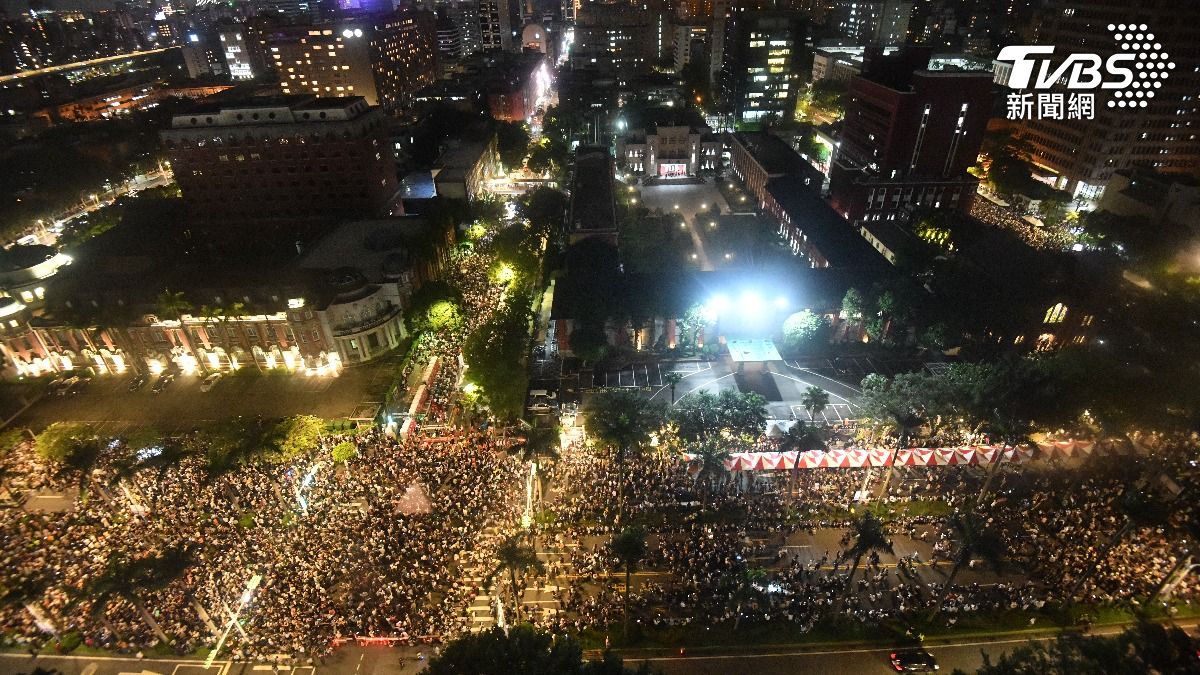 立法院外昨晚聚集10萬人抗議國會改革法案修法。（圖／胡瑞麒攝）
