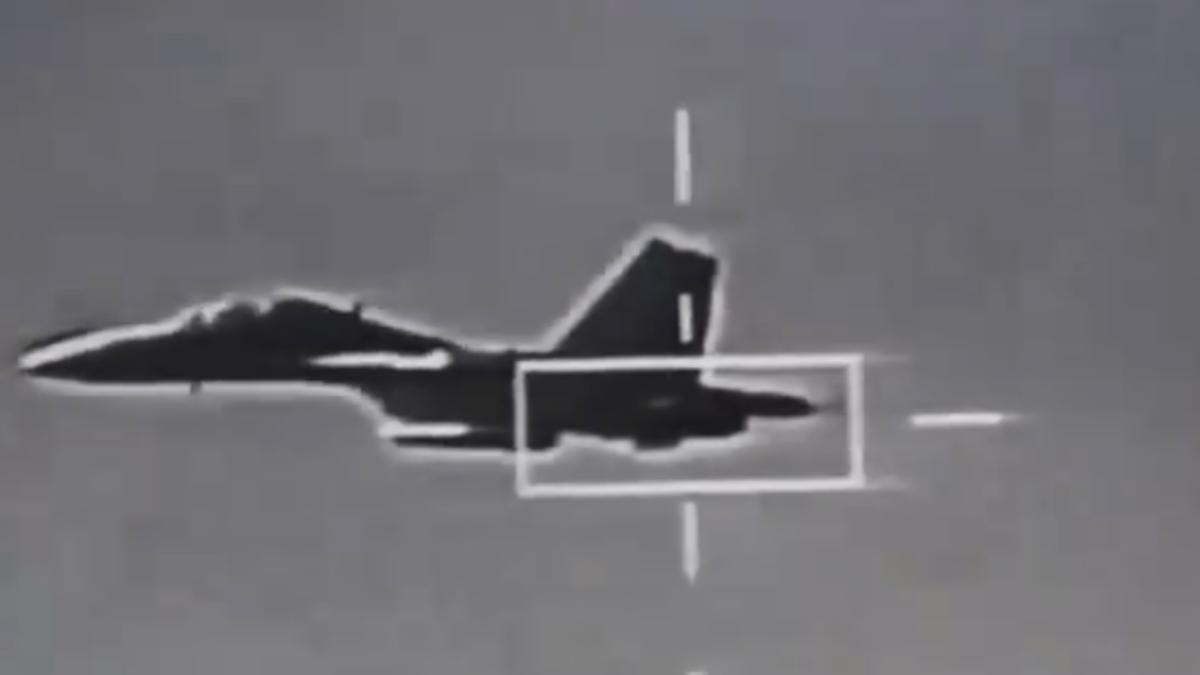 我空軍跟監解放軍「殲-16」戰機的畫面曝光。（圖／國防部）