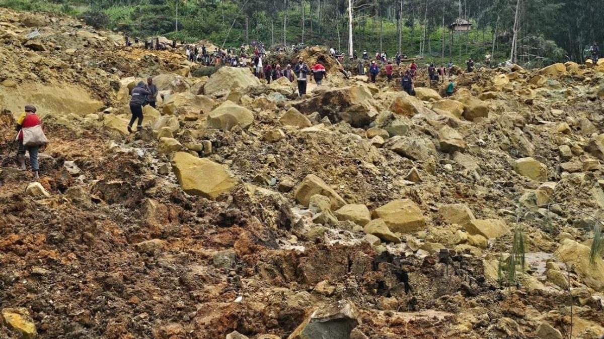 考卡拉姆村遭遇的山崩一共掩埋了超過300人及1100多棟房屋。（圖／翻攝自X@ReutersWorld）