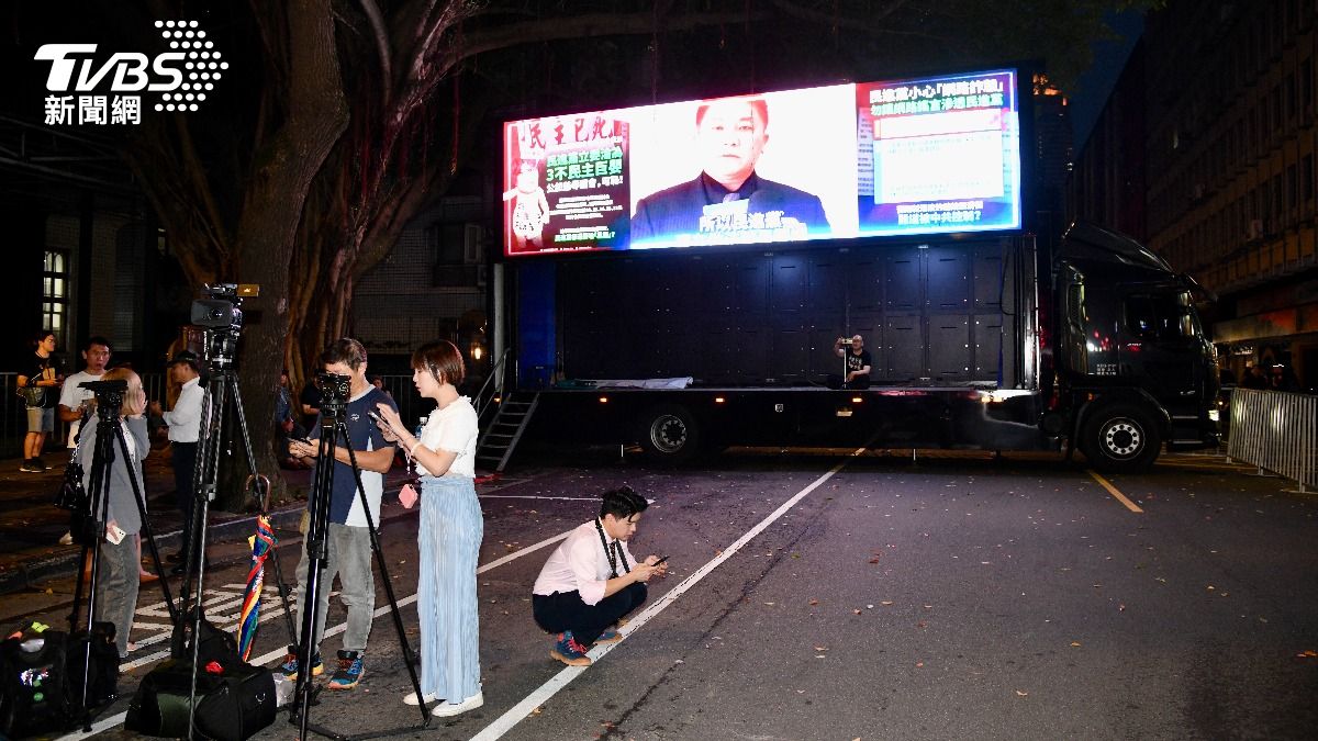 毛嘉慶獨坐在宣傳車上直播，台下只有媒體。（資料圖／胡瑞麒攝）