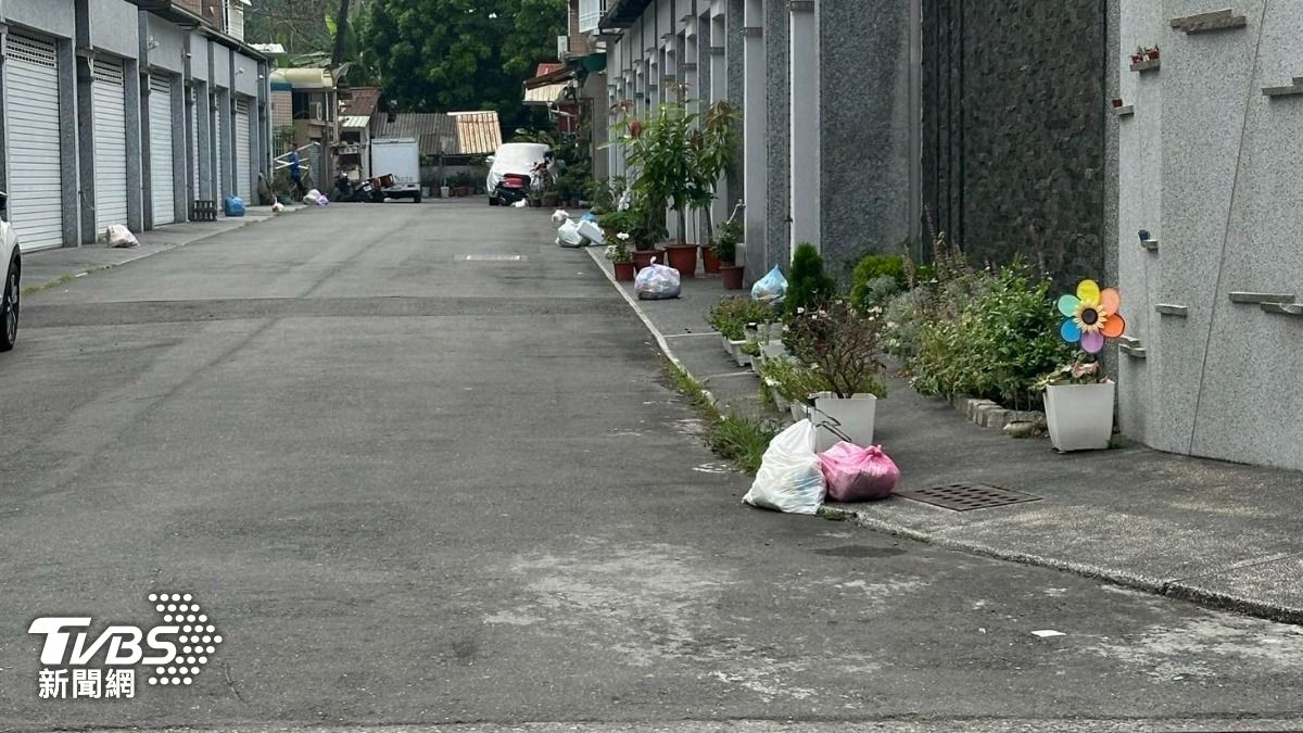 屏東長治鄉鄉民將垃圾亂丟路口，等著清潔隊收拾。（圖／民眾提供）