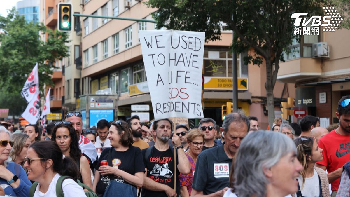 西班牙民眾在巴利亞利群島舉行示威活動。（圖／達志影像美聯社）