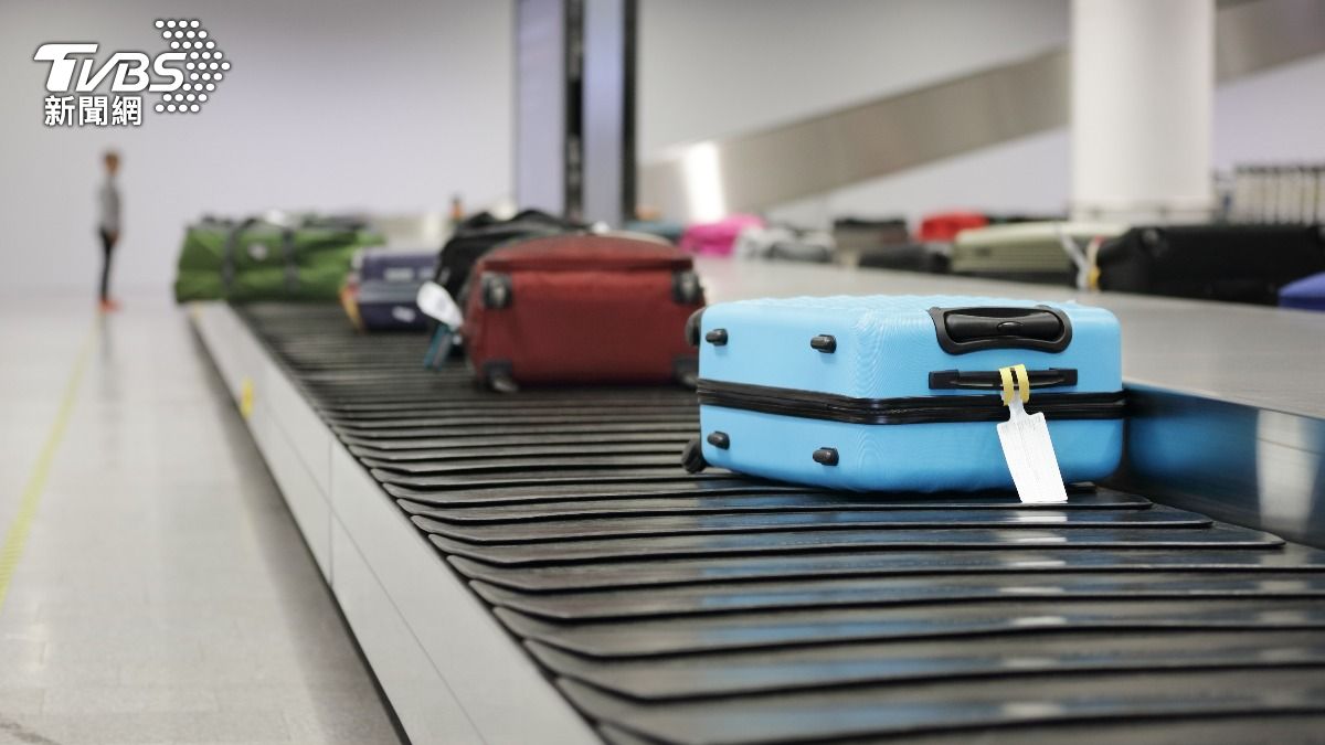 希斯洛機場（Heathrow Airport）行李員的圍巾不慎捲入輸送帶。（示意圖／shutterstock 達志影像）