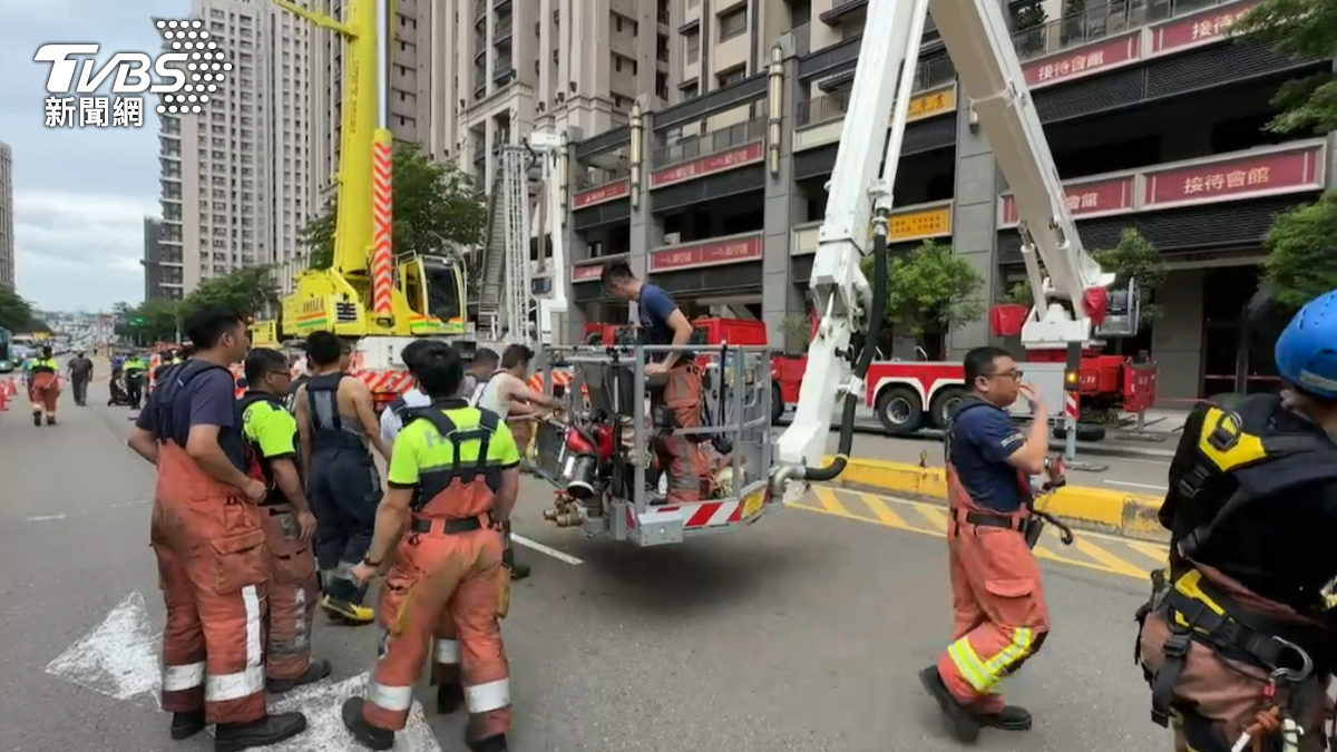消防人員架設雲梯車協助受困住戶逃脫。（圖／TVBS）