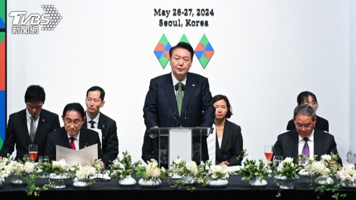 日本首相岸田文雄、南韓總統尹錫悅、中國總理李強在首爾舉行中日韓峰會。（圖／達志影像歐新社）