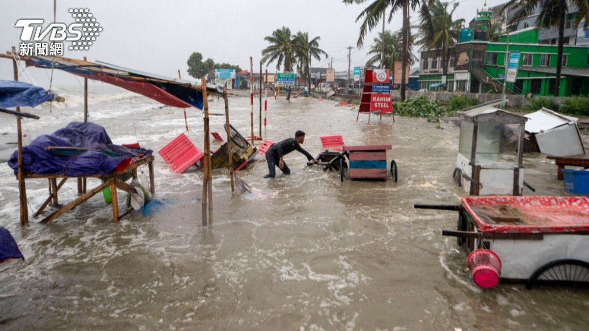 熱帶氣旋「雷馬爾」襲擊孟加拉，當地80萬人被迫撤離家園。（圖／達志影像美聯社）