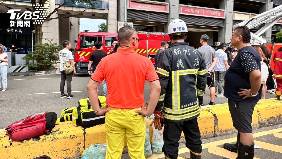 「竹北吊車大王」之稱的胡漢龑也無償派出近5千萬的起重機支援。（圖／TVBS）