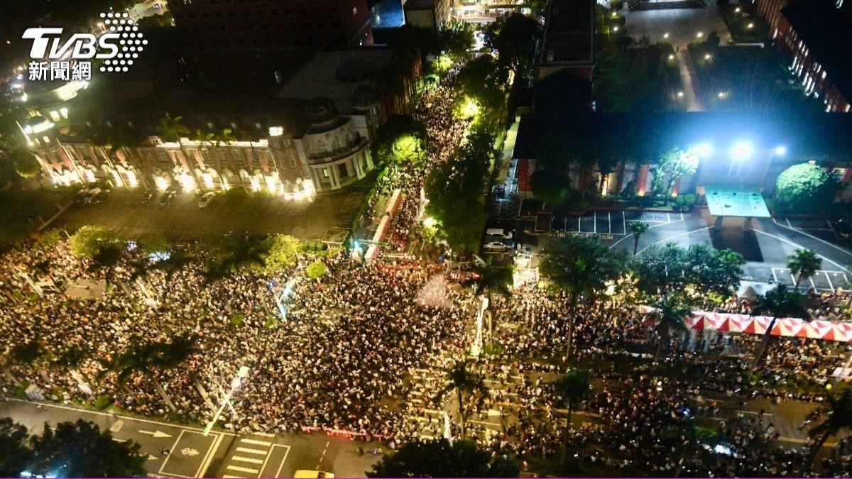 24日晚間立法院外抗議群眾超過10萬人。（圖／胡瑞麒攝）