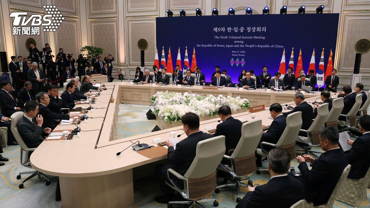 Asian leaders agree to resume FTA talks at trilateral summit (AP) Asian leaders agree to resume FTA talks at trilateral summit