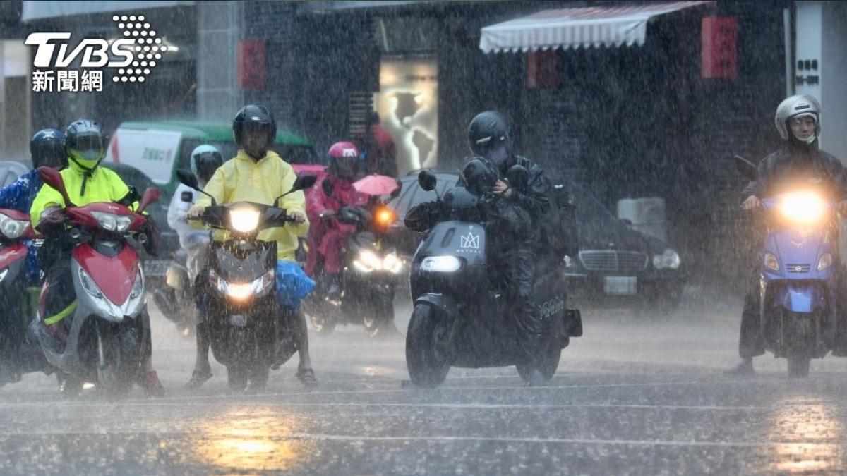 氣象署稍早針對8縣市發布大雷雨即時訊息，提醒民眾外出多加留意。（示意圖／TVBS資料照）