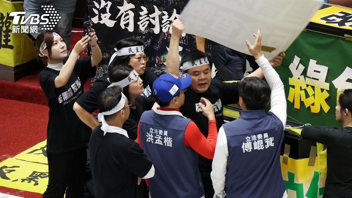 Legislative reforms spark showdown in Taiwan’s parliament (TVBS News) KMT and TPP members occupy Taiwan’s parliament podium