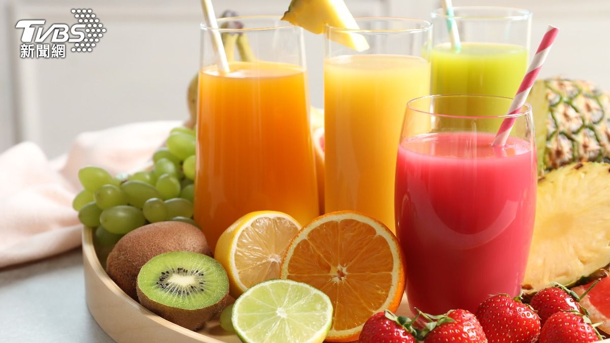 營養師指出若要喝果汁，建議喝打有蔬菜的蔬果汁。（示意圖／shutterstock達志影像）
