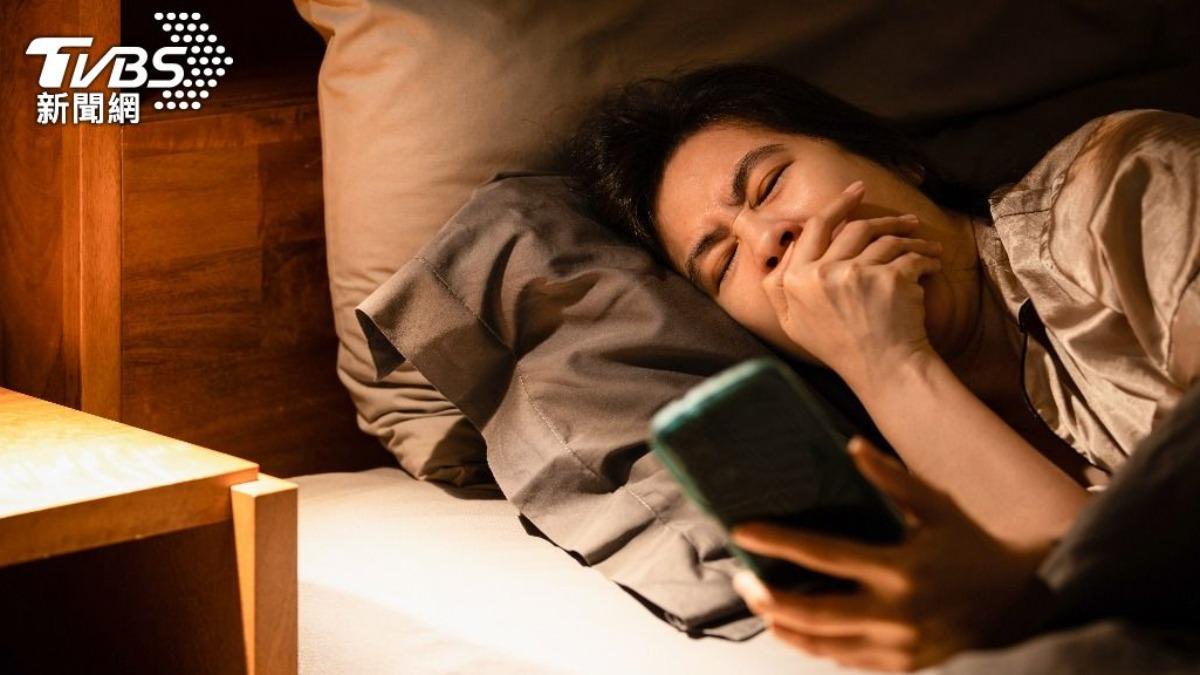 博士生推薦超強睡眠法，睡前玩手機更難睡。（示意圖，非當事人／shutterstock達志影像）