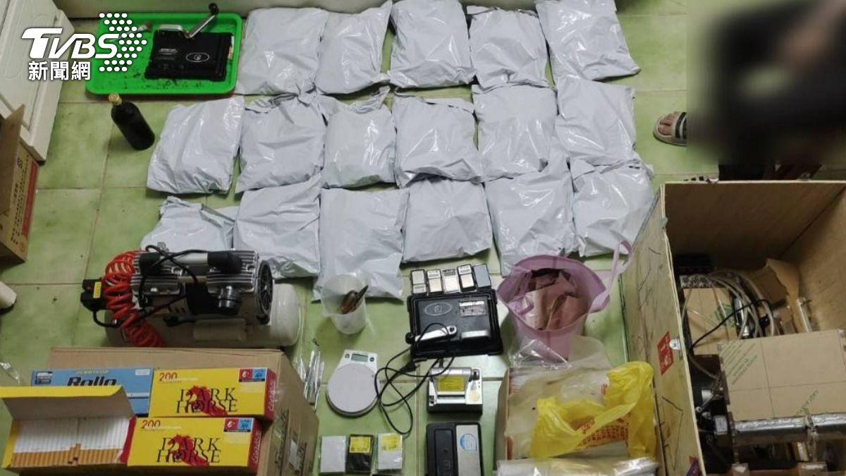 警方查獲彩虹毒品等證物。(圖/TVBS)