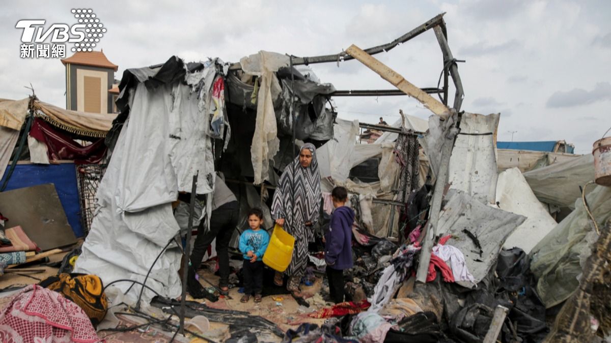 以色列26日對位於加薩走廊拉法的難民營發動空襲，造成45人死亡、249人受傷。（圖／達志影像美聯社）