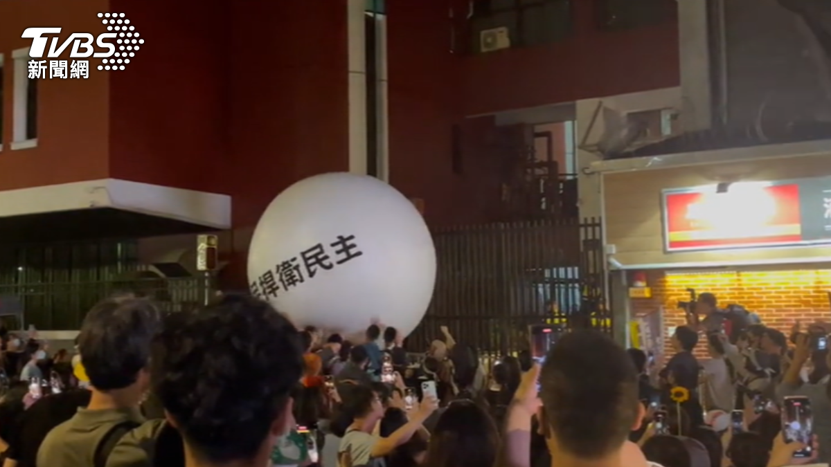 Over 70K rally in Taipei for democracy, push giant ball into legislature (TVBS News) Over 70K rally in Taipei, push giant ball into legislature