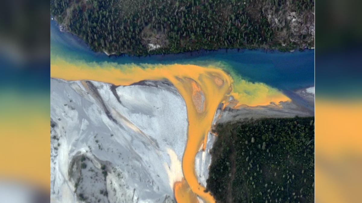 阿拉斯加河流從清澈的藍色變成鏽橙色。（圖／翻攝自 National Park Service）