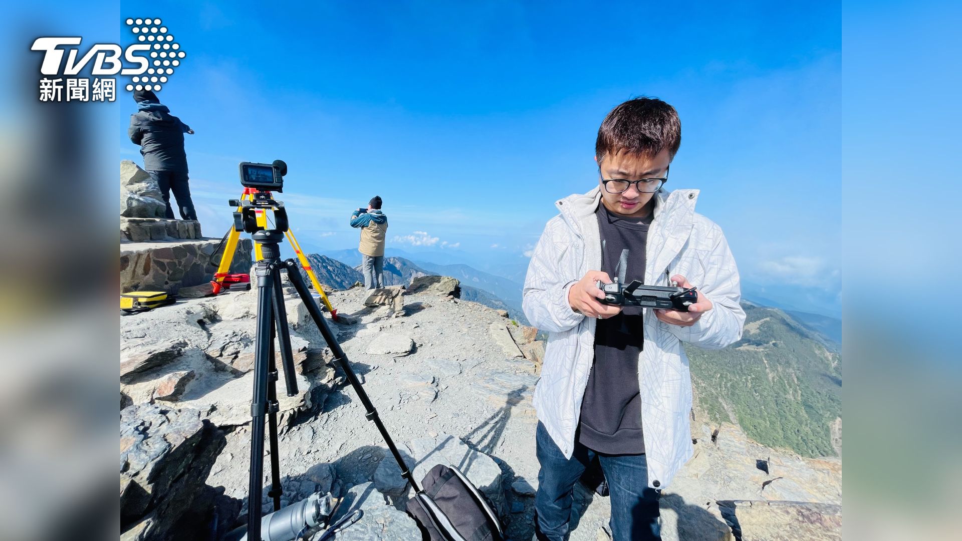 TVBS資深專題記者葉郁甫、攝影記者李明輝，獨家取得採訪機會，隨內政部國土測繪中心人員，一起登上玉山主峰進行高度測量作業。(圖／TVBS)