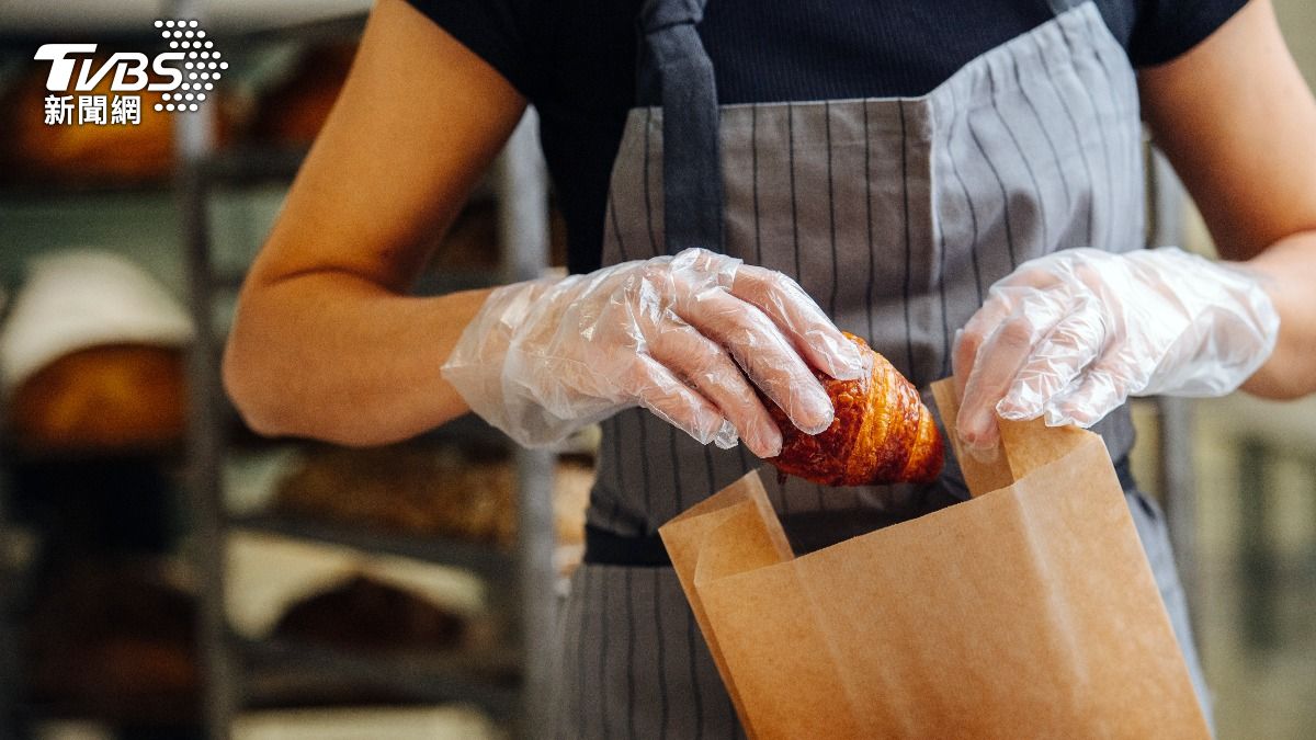 許多小吃店為了方便直接用手拿食物，在工作時會戴上塑膠手套。（示意圖／shutterestock達志影像）