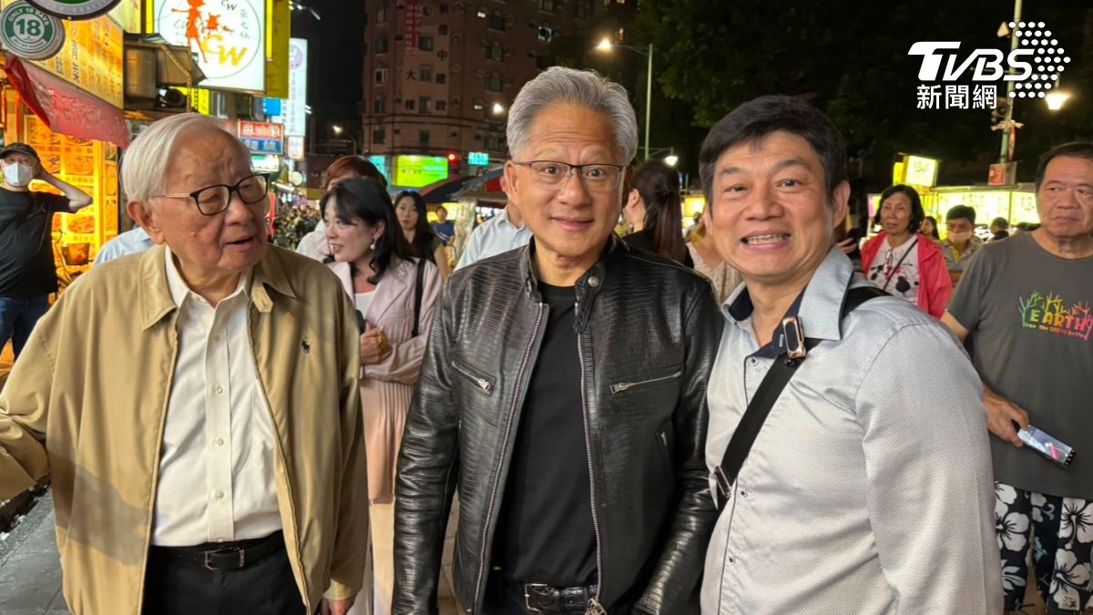 黃仁勳與張忠謀、林百里一起逛夜市。(圖/TVBS)