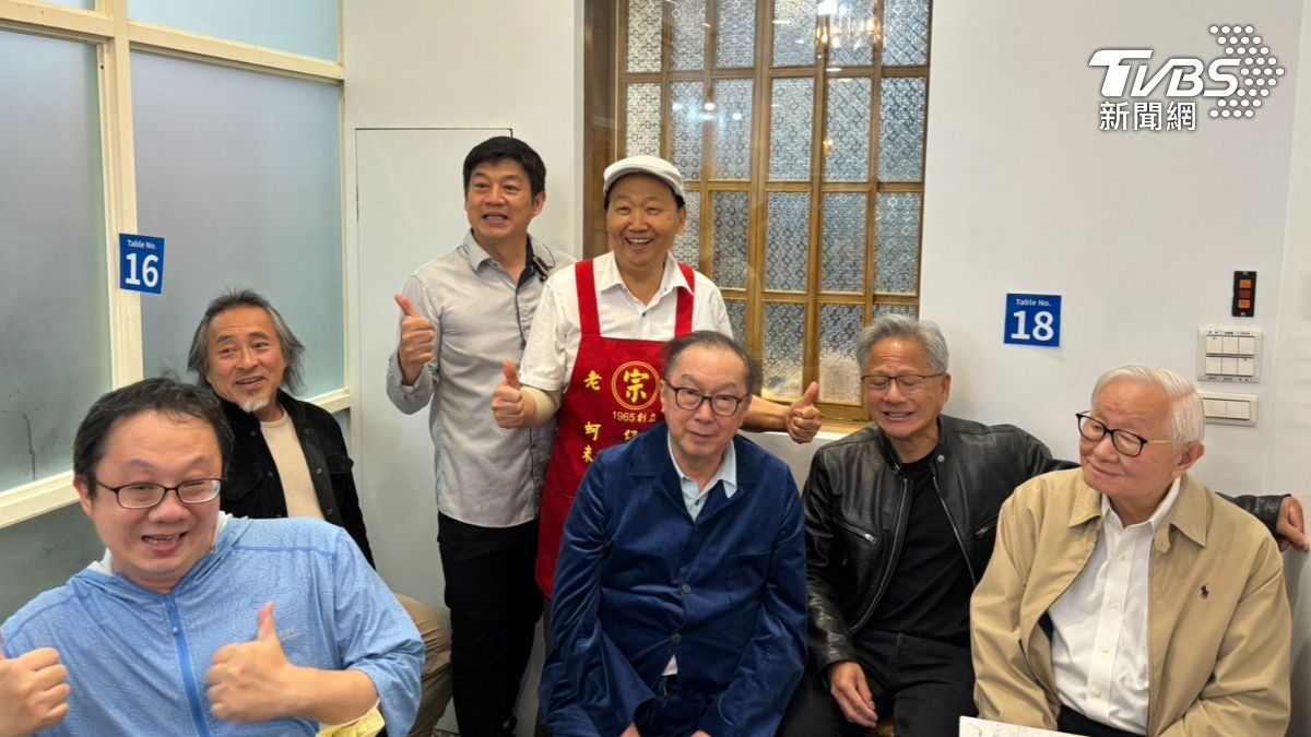 黃仁勳帶著張忠謀、林百里品嘗蚵仔煎名店。(圖/TVBS)