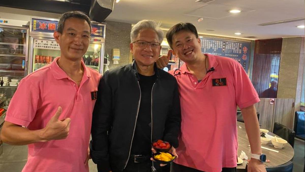 黃仁勳來到「犁園湯包館」用餐。(圖/翻攝自蘇慶忠臉書)