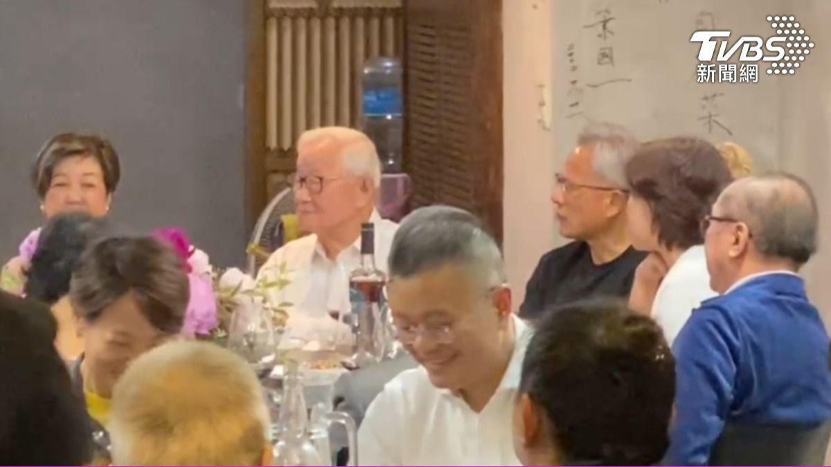 台積電創辦人張忠謀與輝達執行長黃仁勳相鄰而坐。(圖/TVBS)
