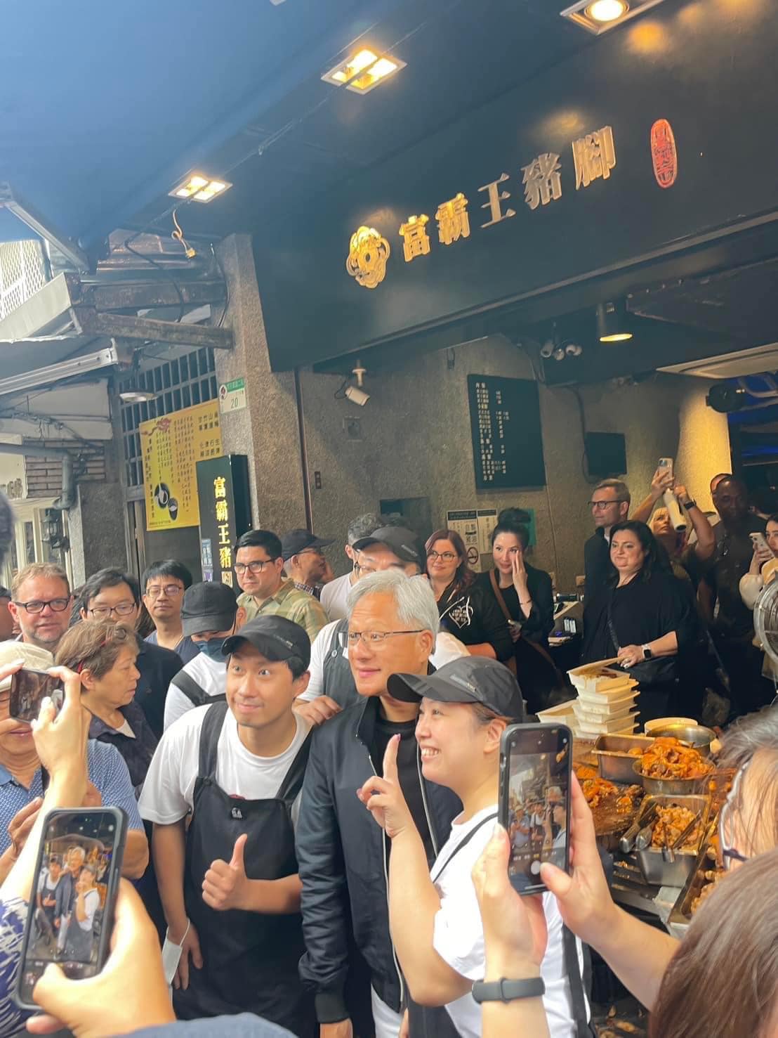 黃仁勳到豬腳名店「富霸王豬腳」用餐,掀起熱潮。(圖/翻攝自臉書)