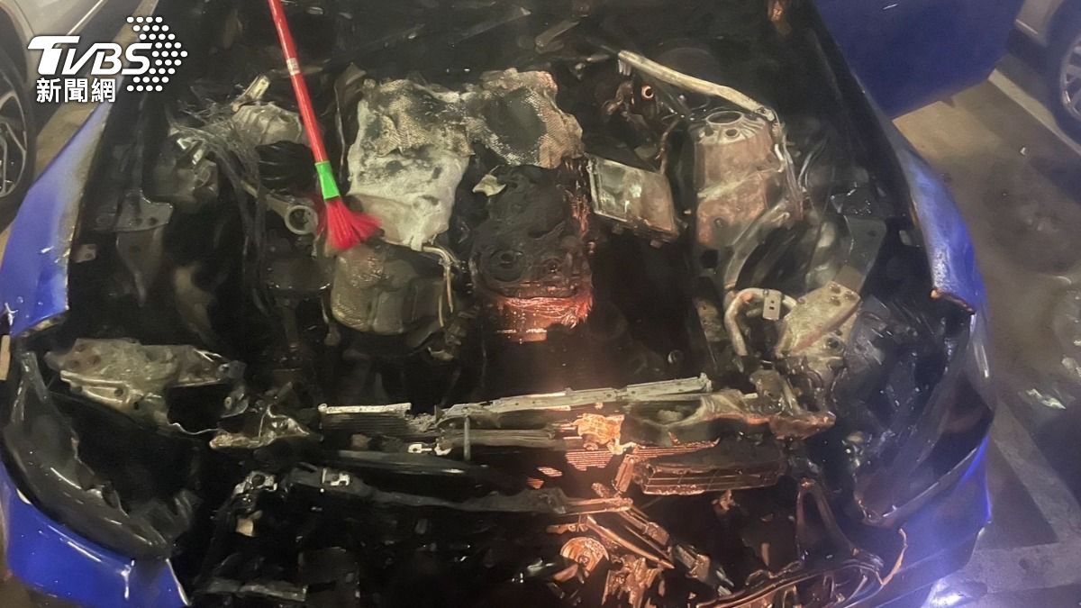 桃園市八德區一輛停放在地下室的賓士車引擎突然起火。（圖／TVBS）