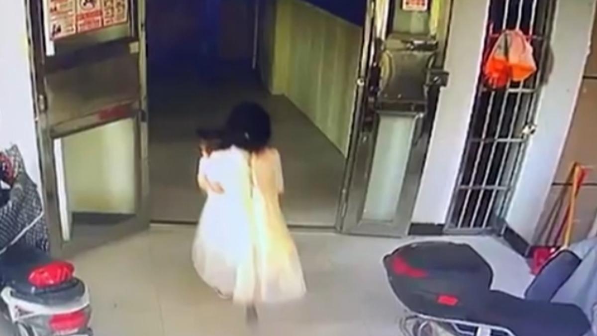 大陸一名13歲的女童抱著2歲嬰兒到17樓後扔下樓。（圖／翻攝自微博）