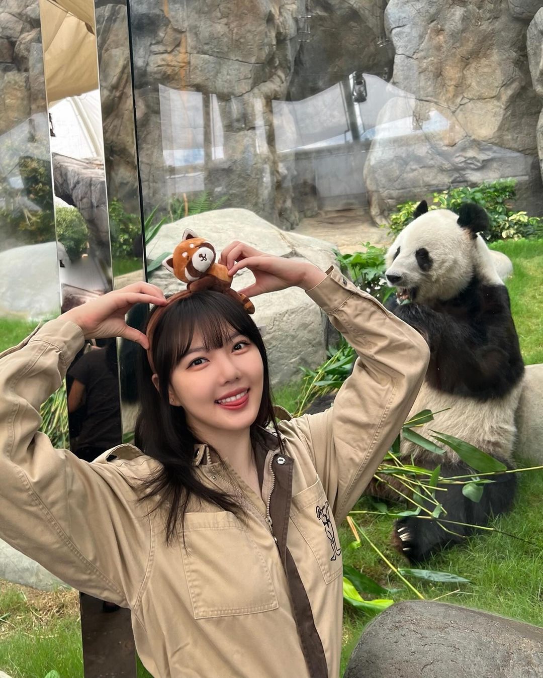 鄭睿隣與香港海洋公園的熊貓明星合照。(圖/香港海洋公園提供)