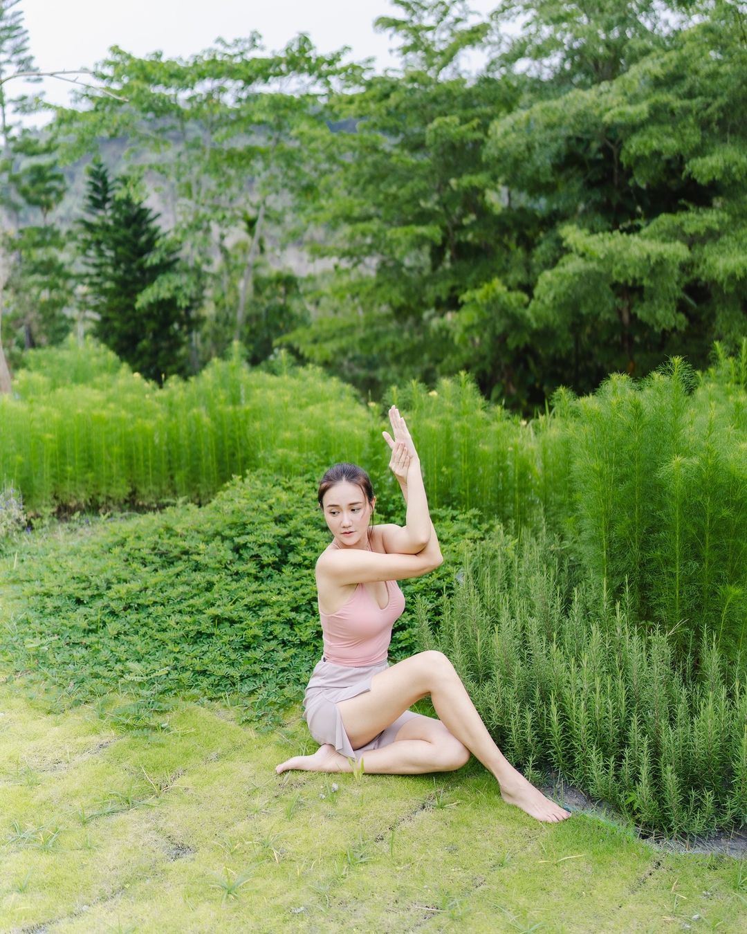 何妤玟曬出戶外做瑜珈照。(圖/翻攝自何妤玟IG)