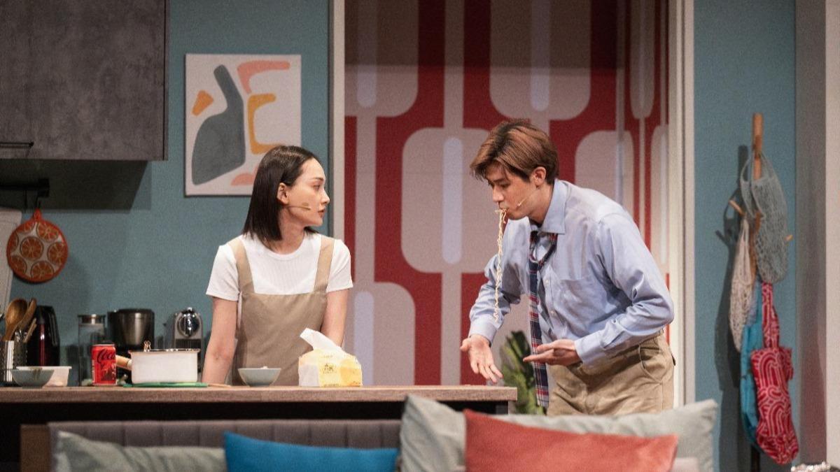 李玉璽(右)先前完成舞台劇初體驗,被誇演技升級。(圖/寬想國際娛樂提供)