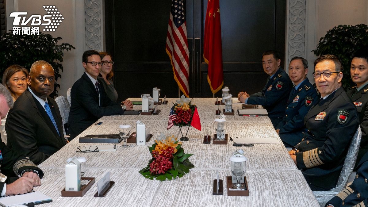 美國國防部長奧斯汀與中國國防部長董軍今日在新加坡香格里拉大酒店舉行會晤。（圖／達志影像路透社）