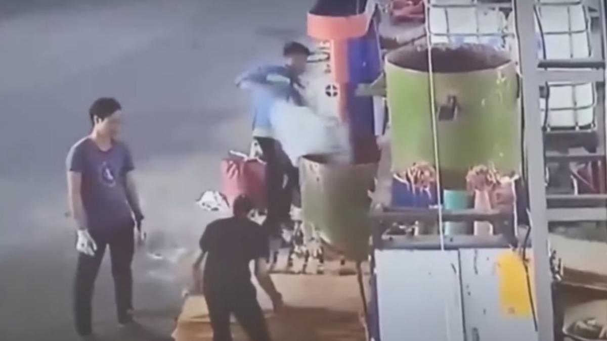 越南工人掉進攪拌機，重傷身亡。（圖／翻攝自YT《Tuổi Trẻ Media》）