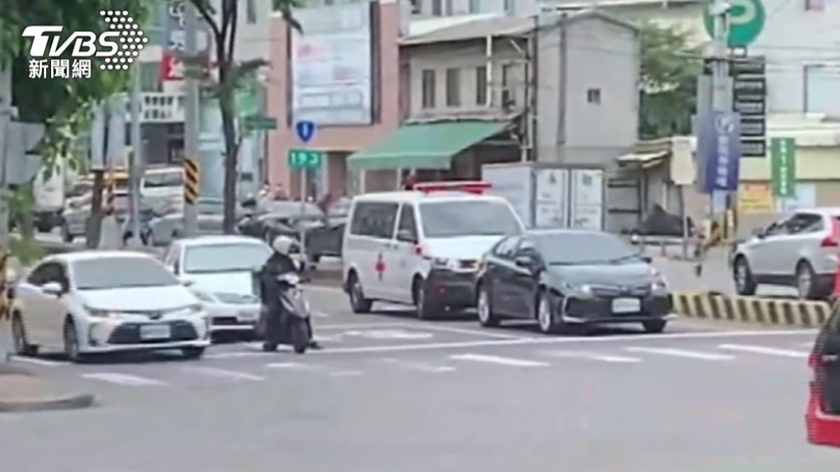 黑色Toyota  Corolla Altis轎車不斷阻擋救護車通行。（圖／TVBS資料畫面）