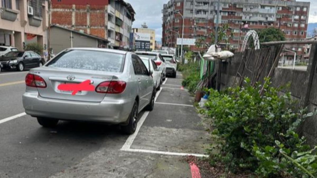 南投埔里出現車輛併排在停車格外。（圖／翻攝自路上觀察學院）