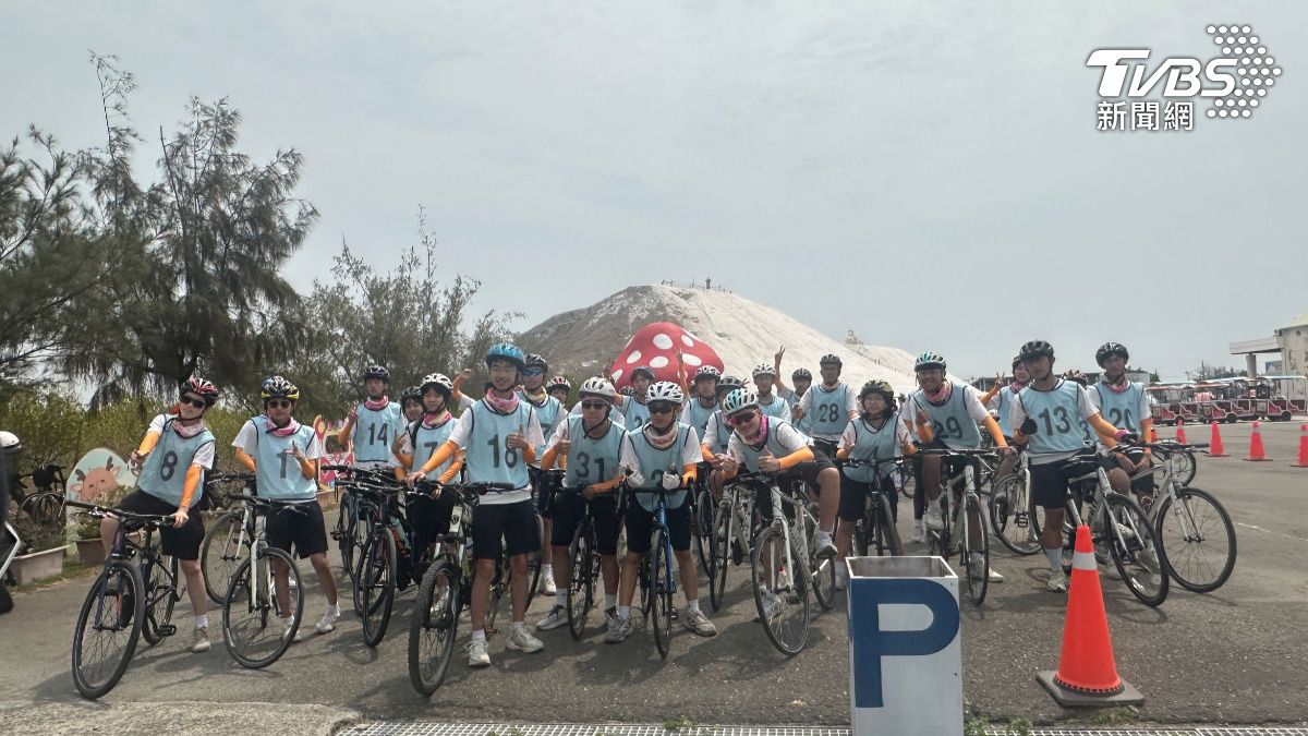 七股鹽山推廣低碳旅遊，邀請民眾於6月3日世界自行車日當天騎乘自行車入園，即可獲得一個精美鹽御守。圖／台鹽提供