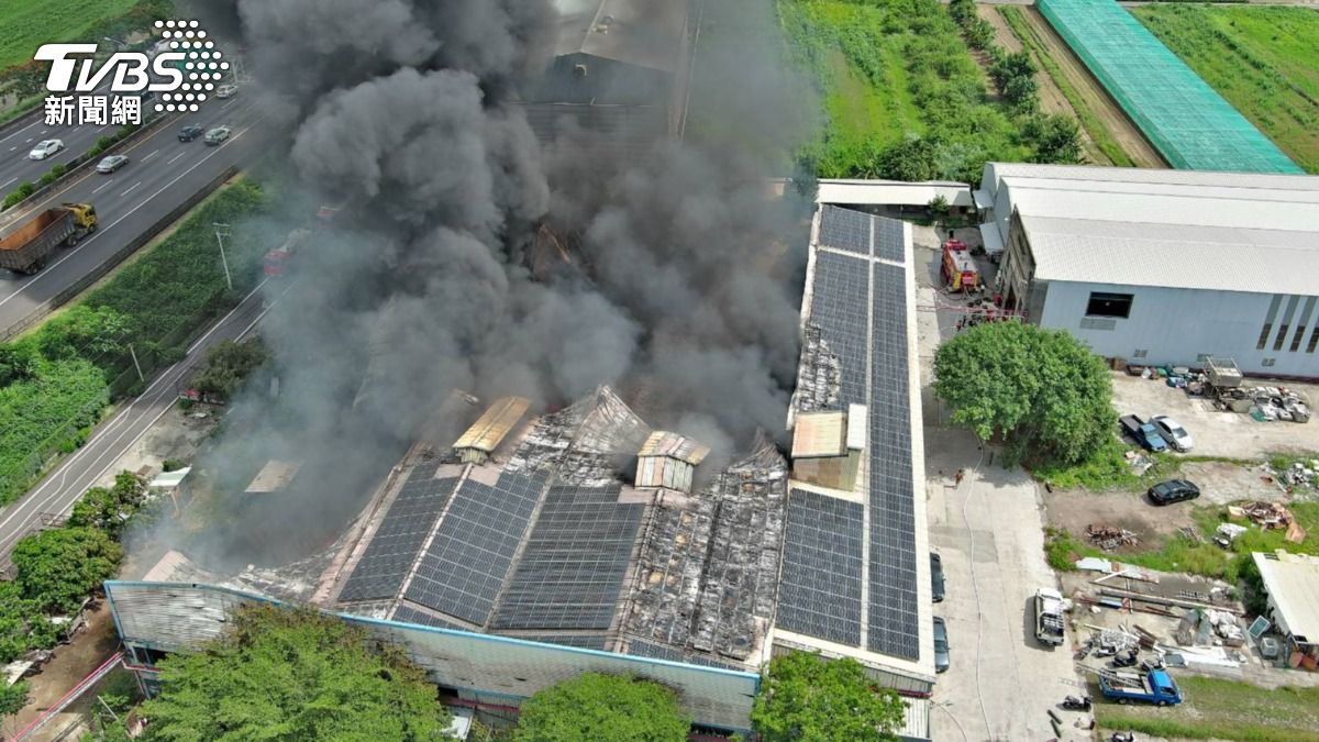 台南永康三民街一間鐵皮工廠發生大火。（圖／TVBS）