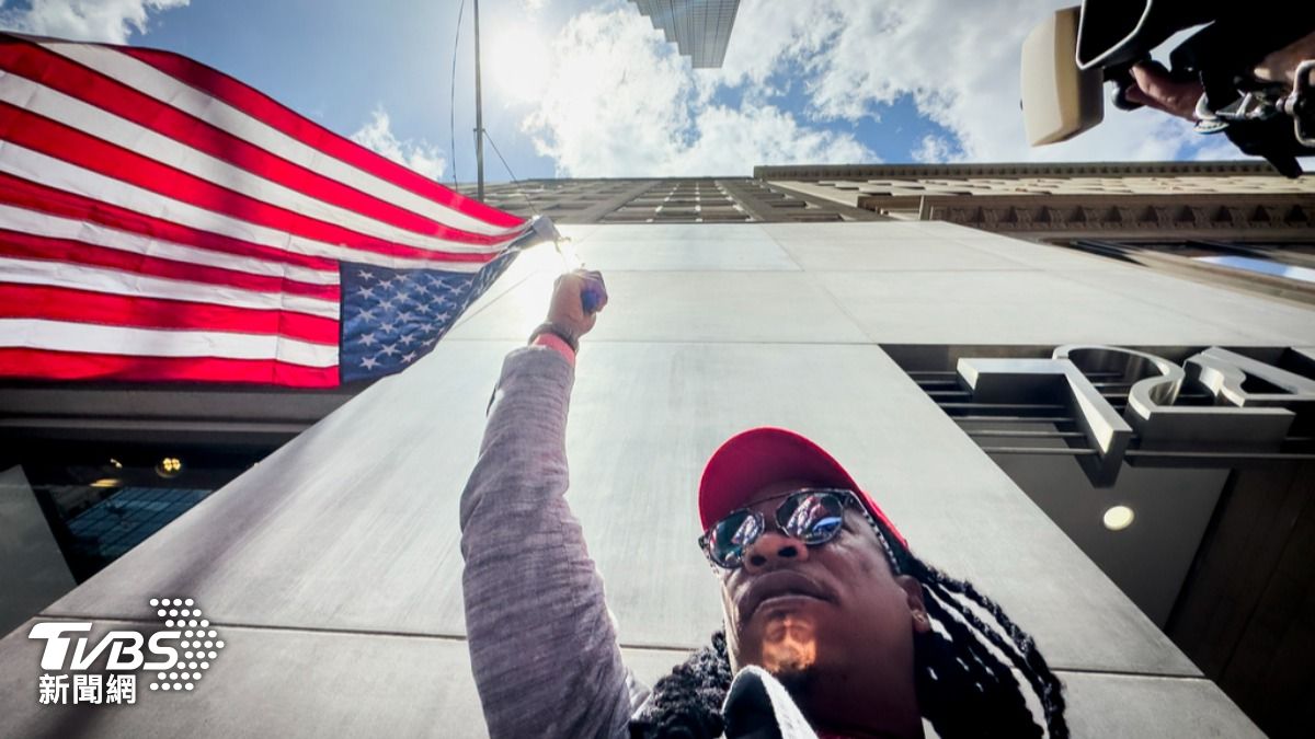 川普的一位支持者舉著倒掛的美國國旗。（圖／達志影像美聯社）