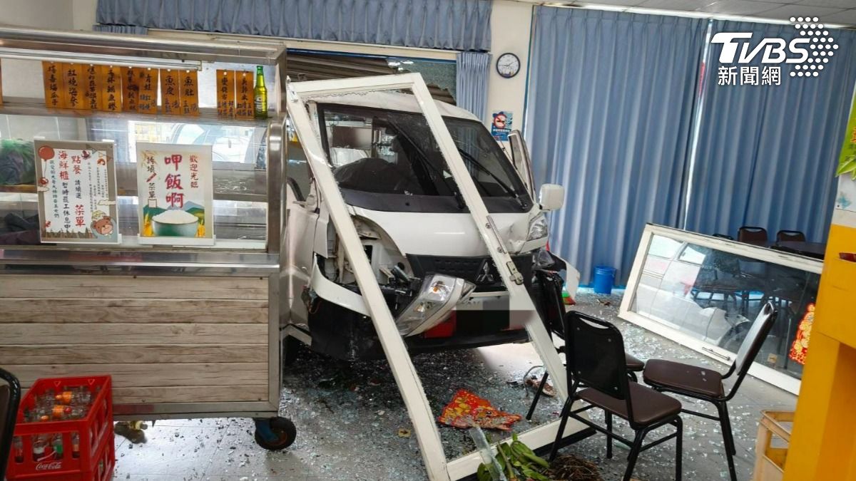 救護車遭撞衝進小吃店。（圖／TVBS）