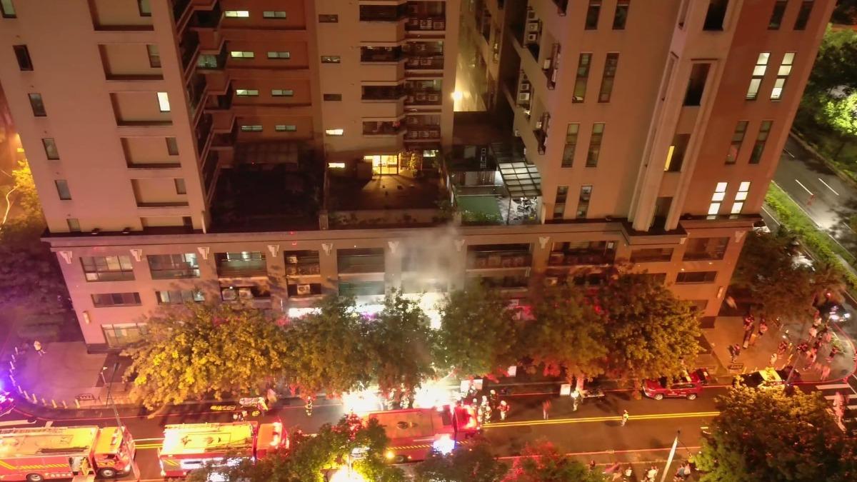 新竹住宅大樓深夜傳出火警。（圖／翻攝自竹北市長鄭朝方臉書）